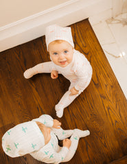 LITTLE LABEL 2PC AIRPLANE PRINT FOOTIE WITH HAT SET