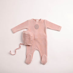 BEE & DEE 2PC PLAQUETTE VELOUR FOOTIE WITH BONNET SET