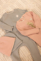 BEE & DEE 2PC SWEET CUTOUT FOOTIE WITH BEANIE SET