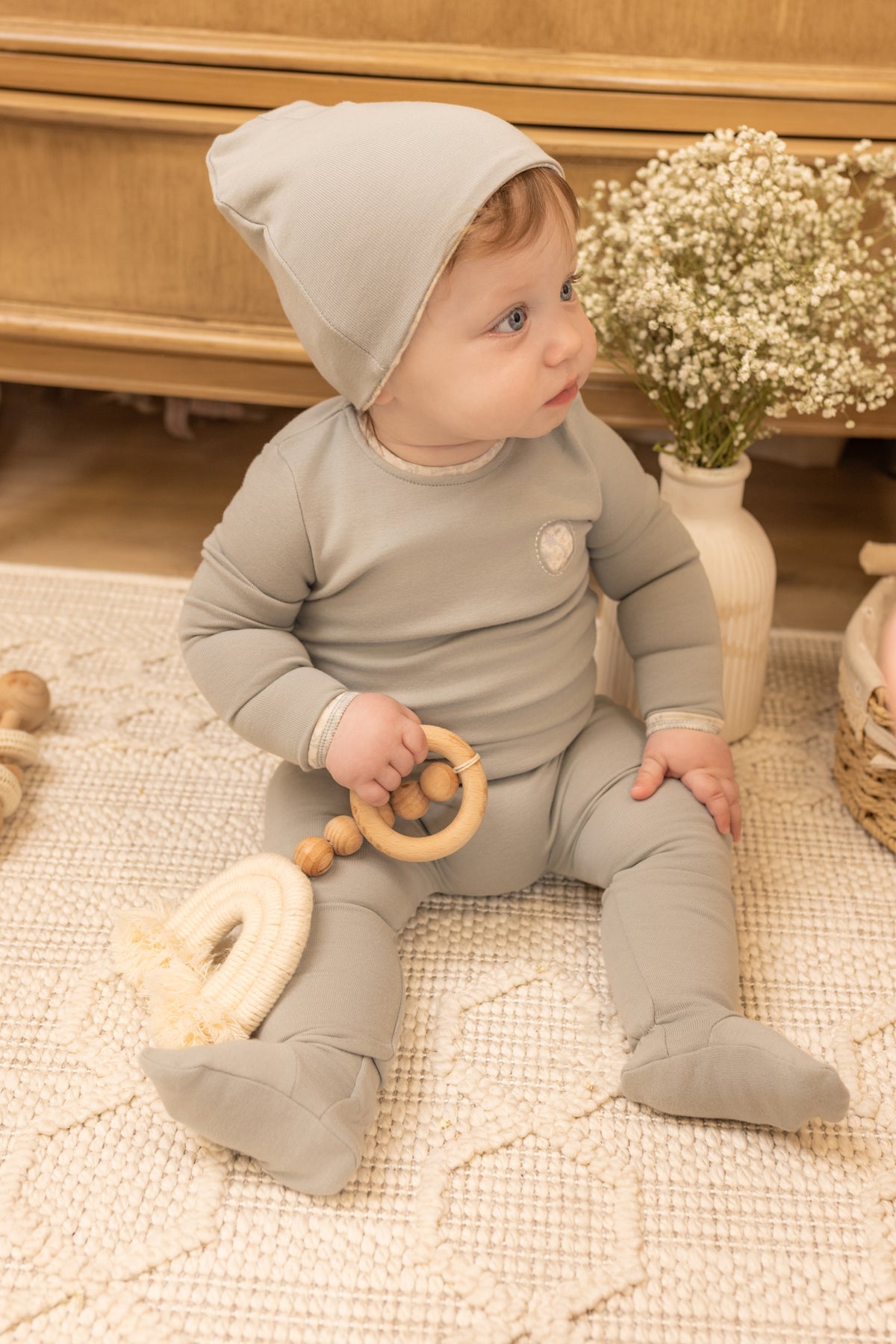 BEE & DEE 2PC SWEET CUTOUT FOOTIE WITH BEANIE SET
