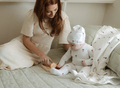 POPPETO 2PC DAISY PRINT FOOTIE + BEANIE SET