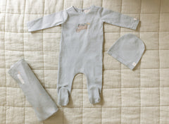 POPPETO 2PC FLOWERS IN WHEELBARROW FOOTIE + BEANIE SET